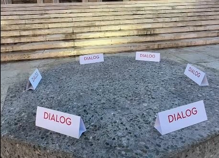 I kërkojnë dorëheqjen/ Rama vijon tallet me protestën, nxjerr ftesat te tavolinën e gurtë para zyrës së tij