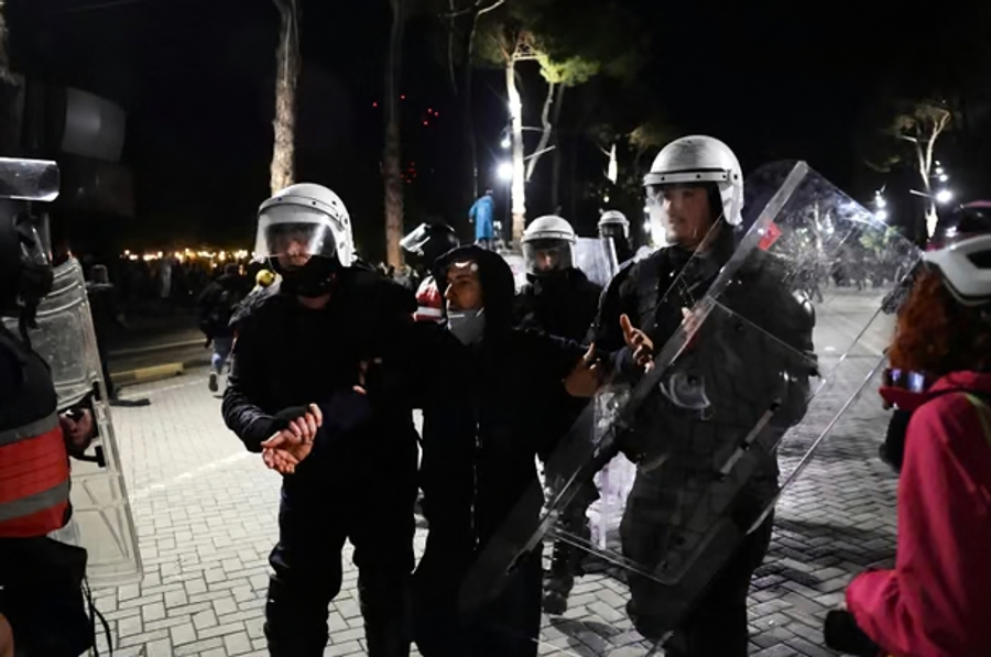 THE GUARDIAN: Gjobë sa gjashtë paga mujore për ata që kërkojnë dorëheqjen e Edi Ramës