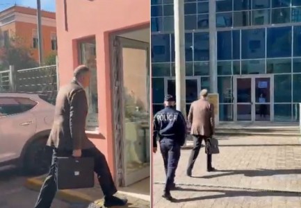 Ish-ministri i Shëndetësisë, Ilir Beqaj paraqitet në GJKKO i shoqëruar nga oficeri i policisë