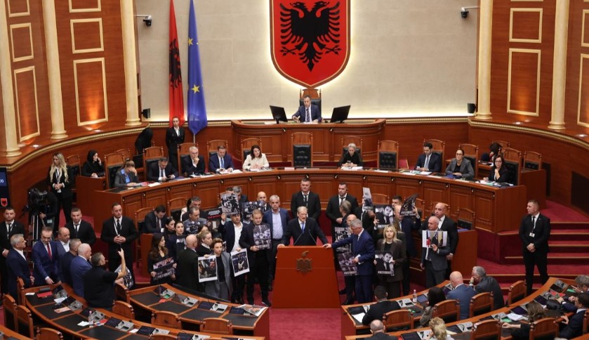 Tensione e kaos në Kuvend! Opozita godet tavolinat dhe ndez flakadanë, përjashtohen disa deputetë