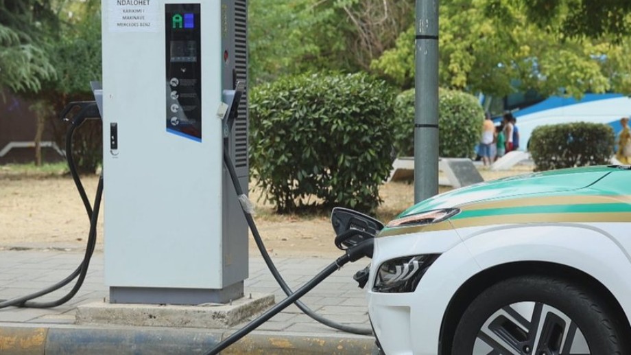 Taksë vjetore fikse për pronarët e automjeteve elektrike, çfarë parashikohet