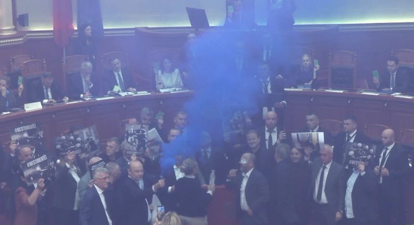 Tensione në Kuvend/ Deputetët e PD-së hedhin sende në drejtim të Ramës, kryeministri largohet nga salla
