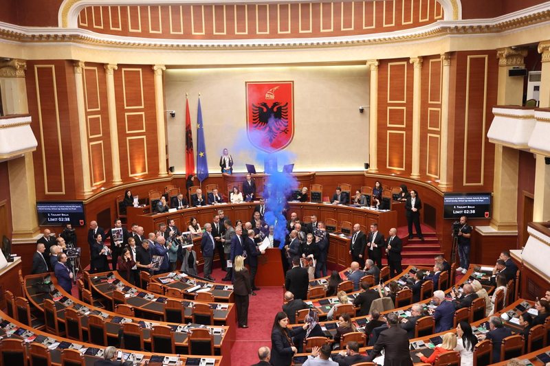 Pas votimit dhe tensioneve në sallën e Kuvendit, mbyllet seanca parlamentare