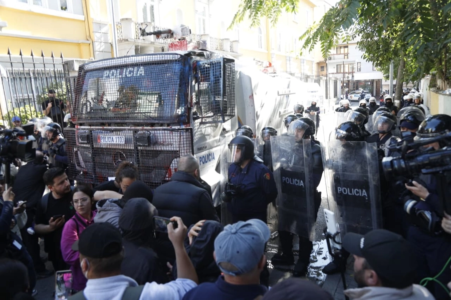 ‘6 mijë $ kush qëndron në turma’ - Daily Mail jehonë gjobave arbitrare të qeverisë kundër protestuesve