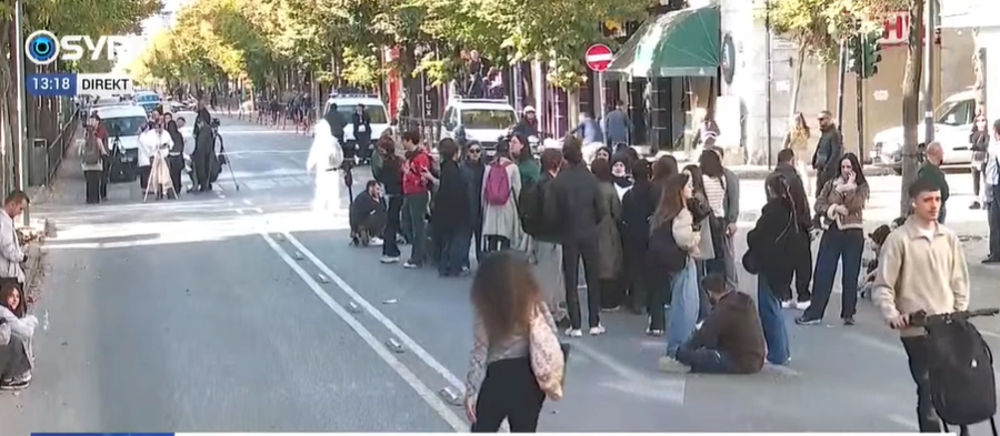 ‘Poshtë diktatura! Dorëheqje’/ 17 ditë protestë, studentët mblidhen te Ministria e Arsimit, policia blindon godinën
