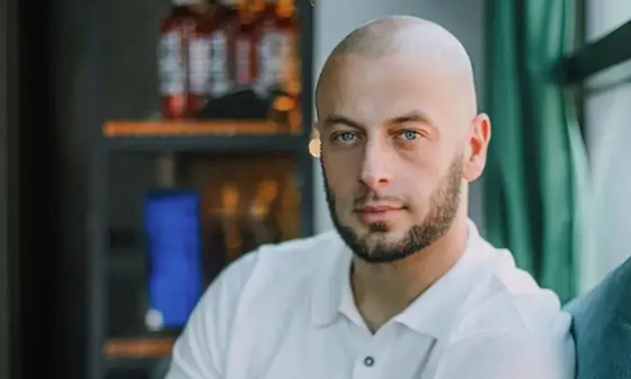 A ju kujtohet Adrian Gaxha? Këngëtari thyen rregullin dhe shfaqet me bashkëshorten