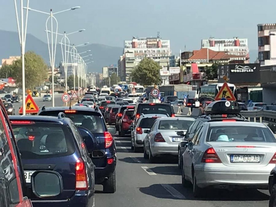 Rriten taksat për makinat! Luksozet nga 21 mijë në 40 mijë lekë në vit, ja sa do të paguajnë makinat elektrike