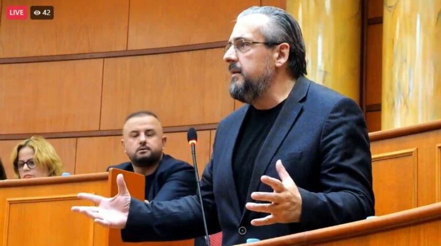 Teliti u bën thirrje këshilltarëve socialistë t’u bashkohen studentëve në protestë: Ngrini menderen nga karrigia!