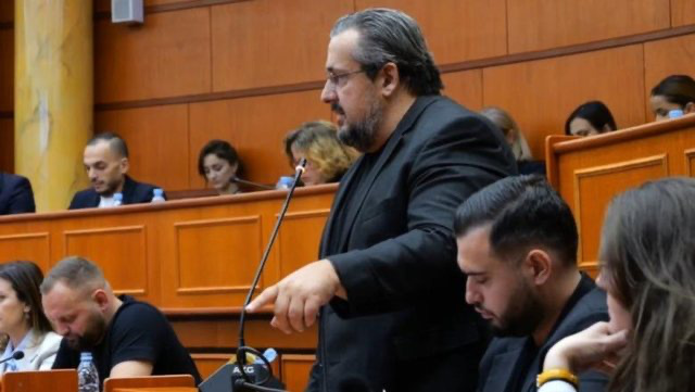 Teliti-këshilltarëve socialistë: Ngrini menderen nga karrigia! Bashkohuni me studentët në protestë