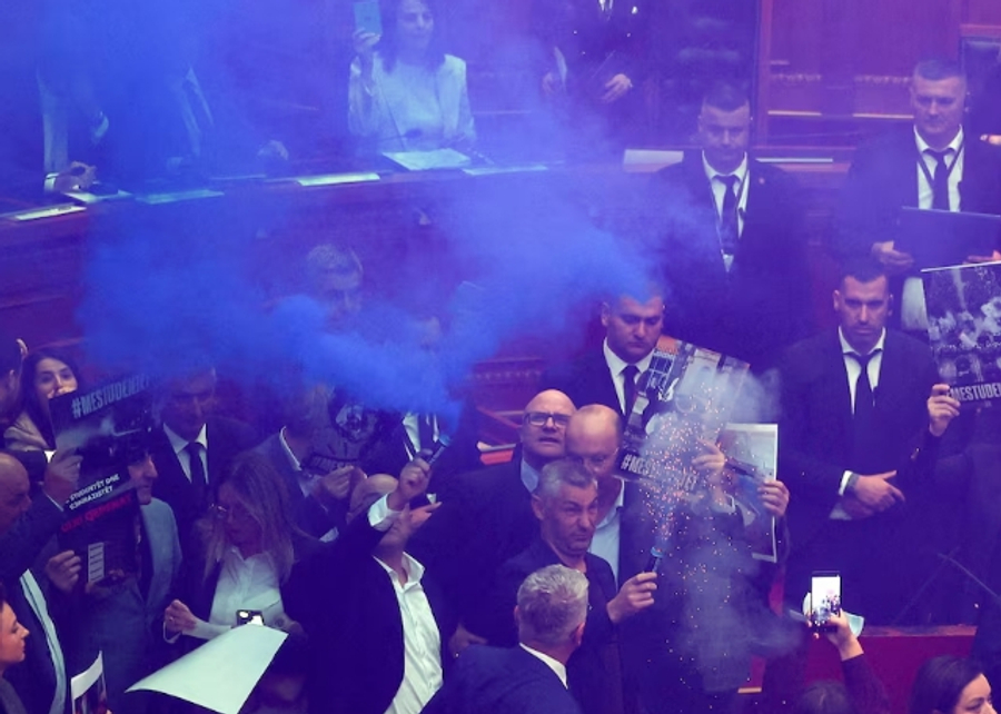 REUTERS: Opozita ndërpret seancën parlamentare, të shtunën pritet sërish protestë nga të rinjtë