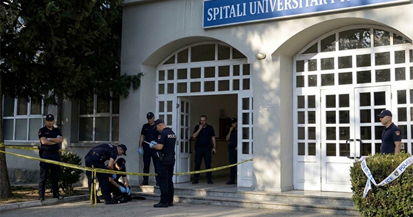 Tragjedi në Spitalin e Traumës, pacienti hidhet nga kati i tretë dhe ndërron jetë