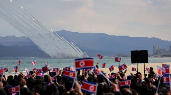 Koreja e Veriut teston dronët sulmues dhe raketat, teksa Kim bën thirrje për “epërsi absolute“