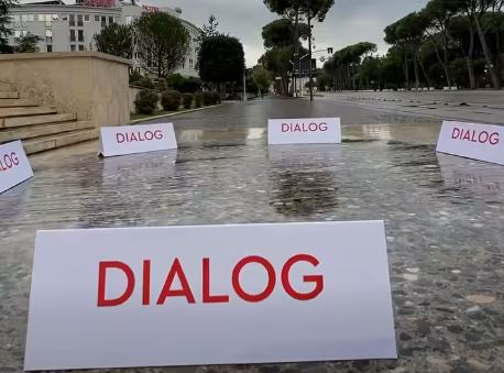 Rama vendos sërish tavolinën e gurit para Kryeministrisë, studentët refuzojnë dialogun, kërkojnë largimin e tij