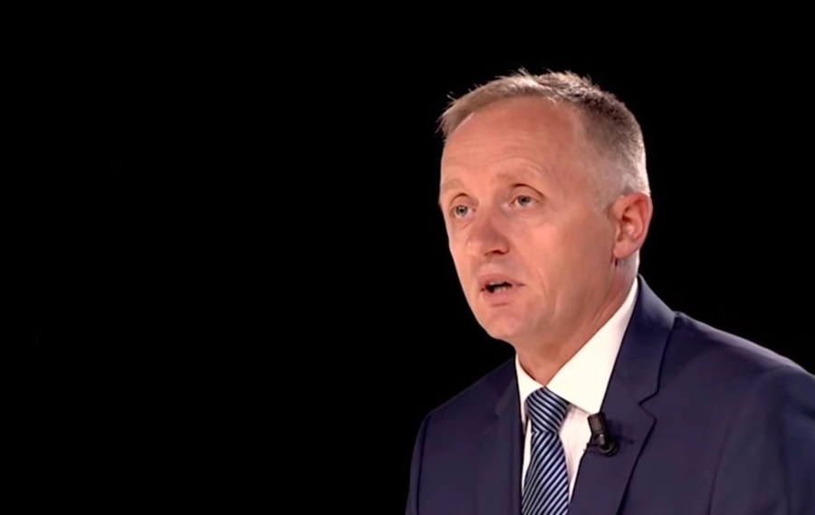 Me polici apo me politikë?