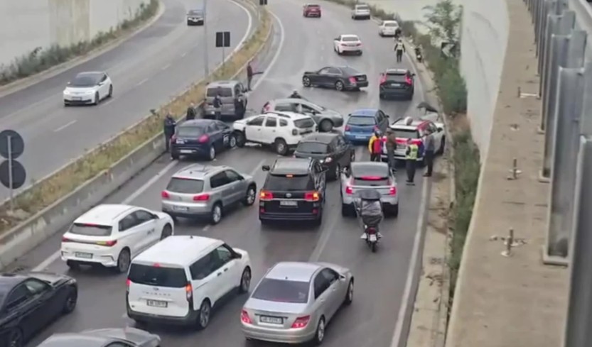 Aksident zinxhir në Unazën e Madhe, disa automjete përplasen me njëra tjetrën