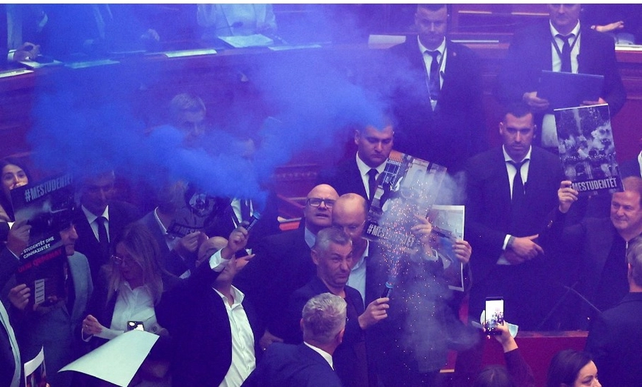 Sky News: Deputetët e opozitës shqiptare ndërpresin punimet e Kuvendit me flakadanë... 