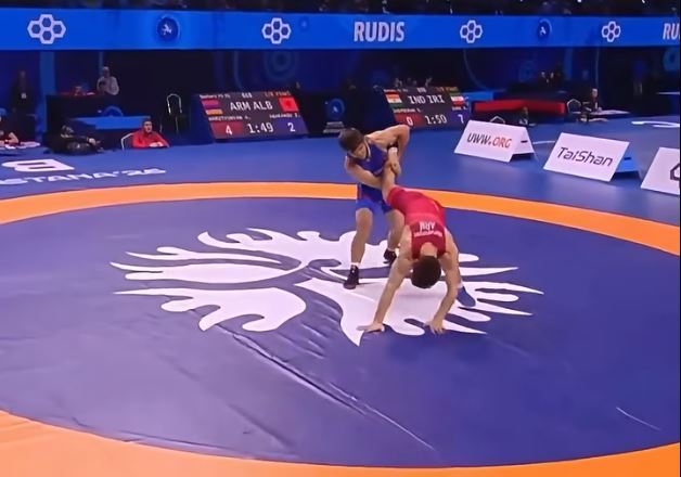 Botërori i mundjes/ Zelimkhan Abakarov kalon në gjysmëfinale, synon medalje për Shqipërinë