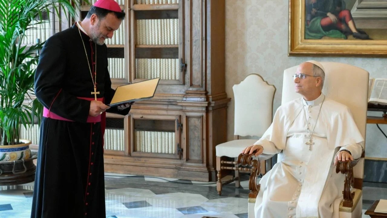 Ipeshkvijtë shqiptarë takojnë Papa Leonin XIV në Vatikan, i bëjnë ftesë të vizitojë Shqipërinë