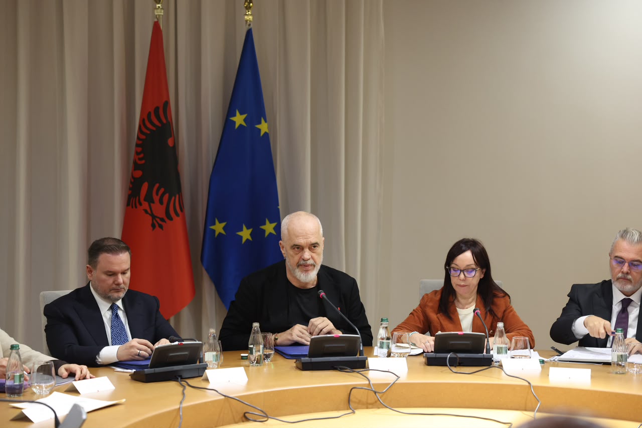 Të miturit në protesta, Rama: Dhuna nuk justifikohet, fëmijët do të qëndrojnë në shkollë deri në orën 17:00