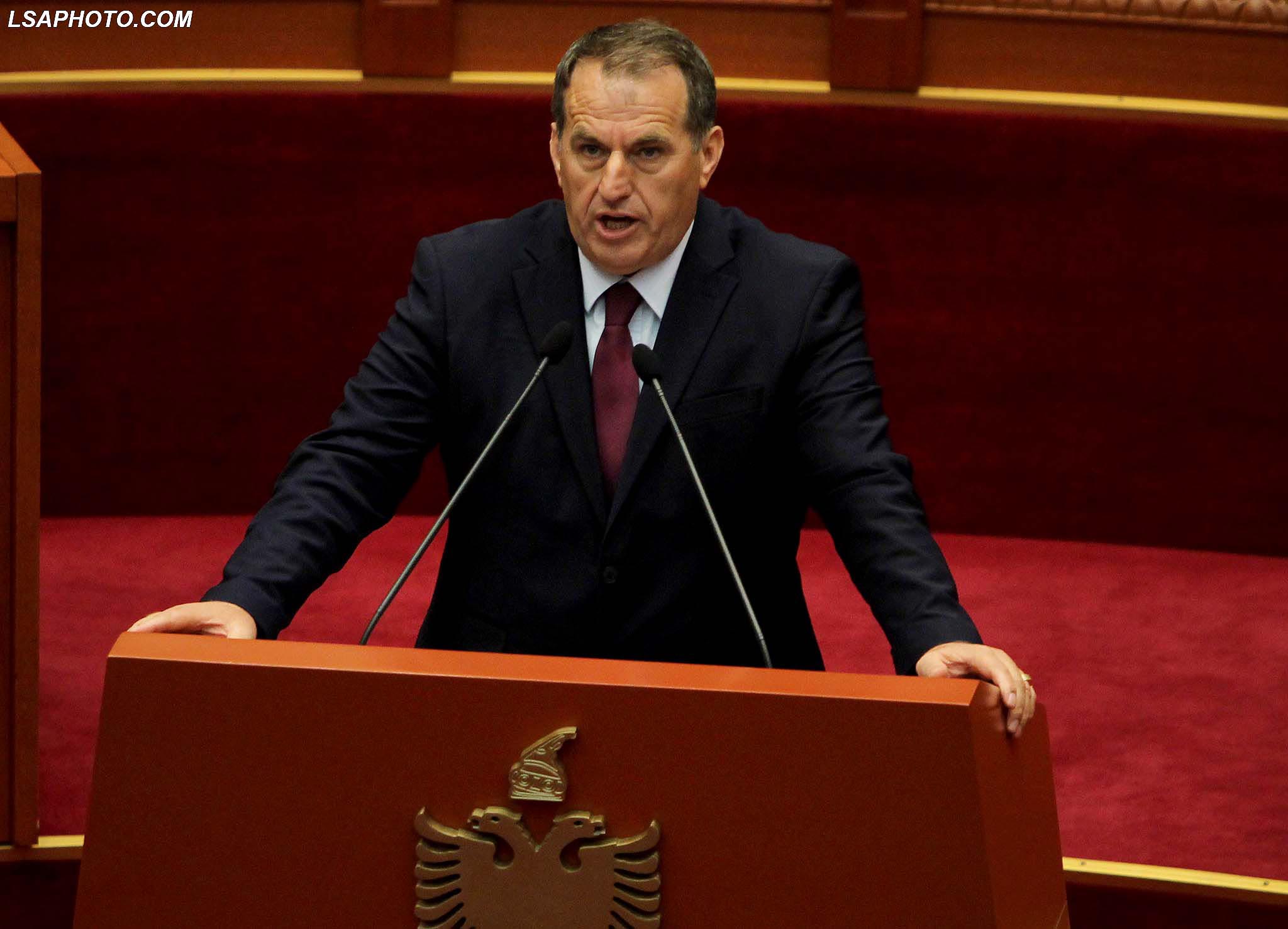 Zv/ministri Qefalia: Ndryshimi i pushtetit nuk bëhet me dhunë, protestat duhet të jenë paqësore