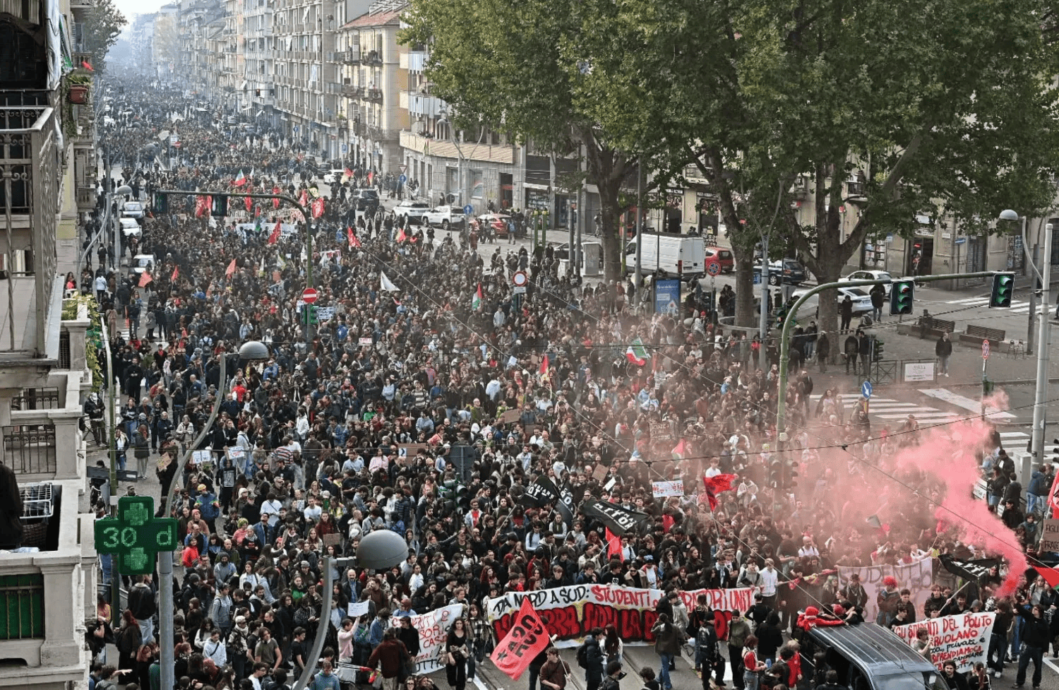 Mijëra italianë në rrugë kundër qeverisë Meloni, protesta masive dhe përplasje me policinë!