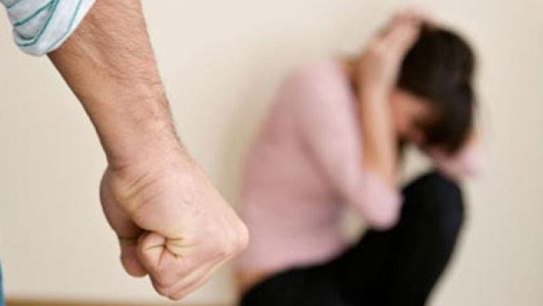 Dhunoi për vdekjen bashkëshorten, arrestohet 38-vjeçari pas deportimit nga Greqia