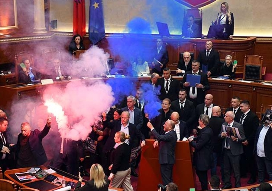 BREITBART: Opozita shqiptare solidarizohet me protestën studentore që kërkon largimin e Ramës