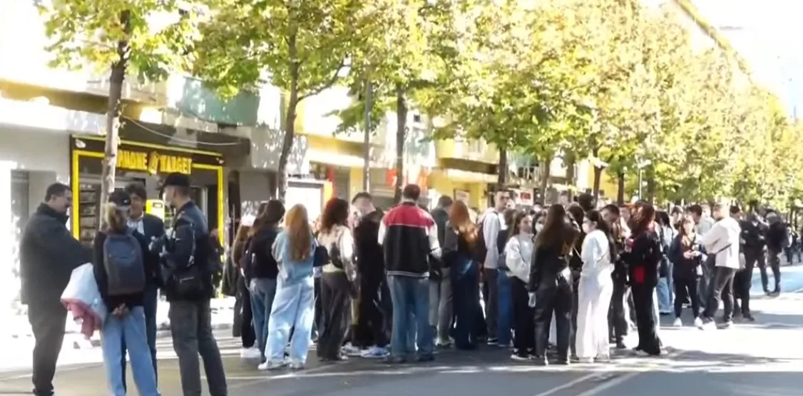 Protestat/ Studentët shkojnë te Ministrisë së Arsimit, PD te Kryeministria