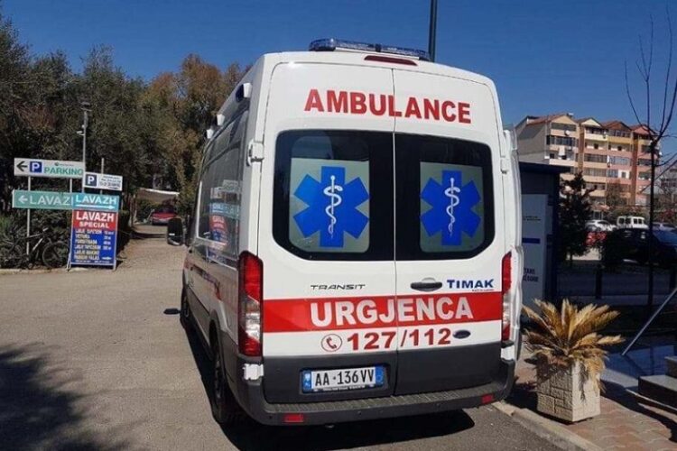 Makina del nga rruga në Kukës, plagosen dy persona