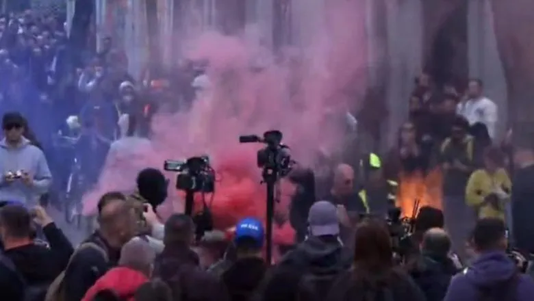 Protestuesit u vënë flakën koshave te Ministria e Arsimit