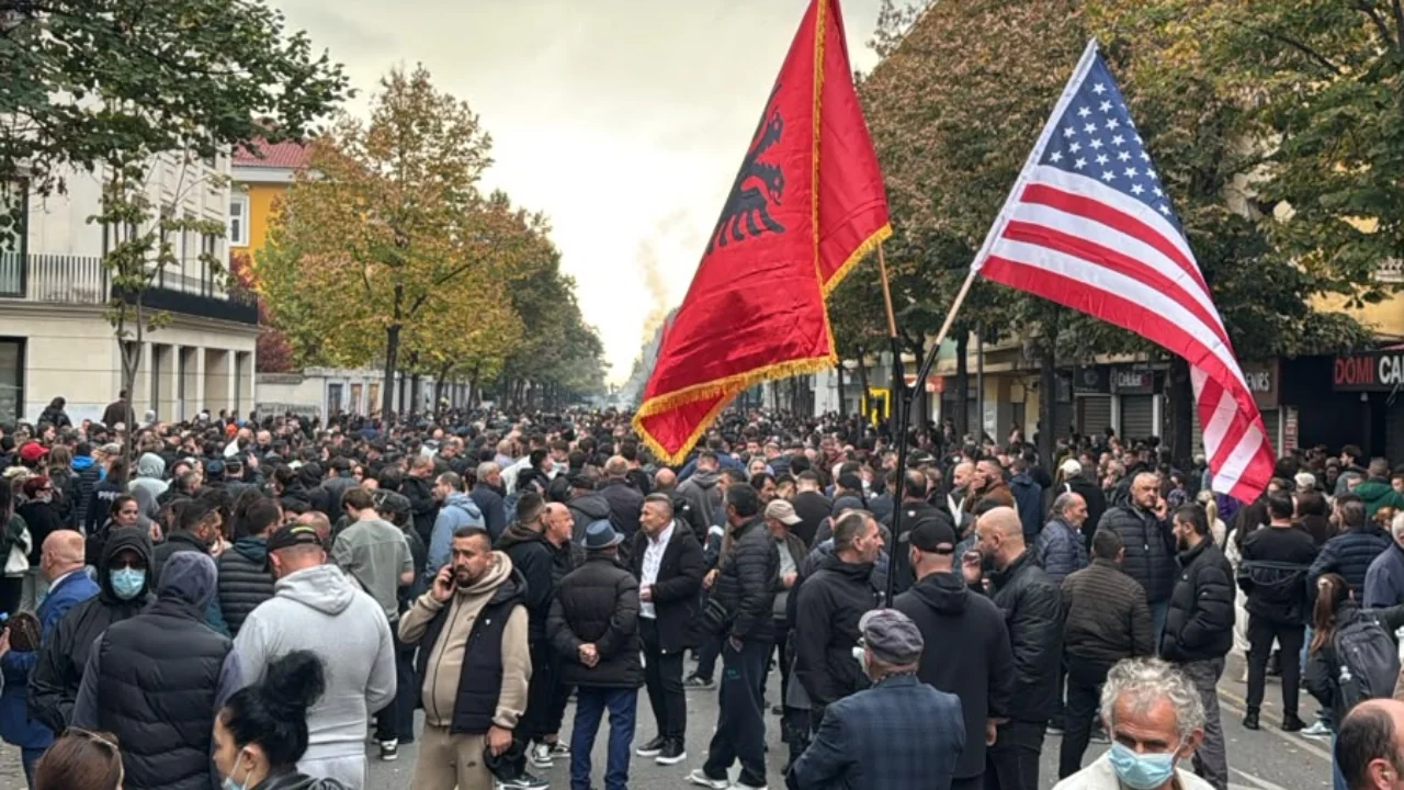 Pas tensioneve me studentët, deputetët e PD-së tërhiqen dhe lirojnë rrugën