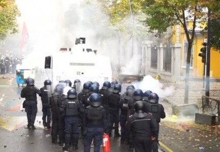 Vijojnë tensionet te Ministria e Arsimit, protestuesit hedhin molotov
