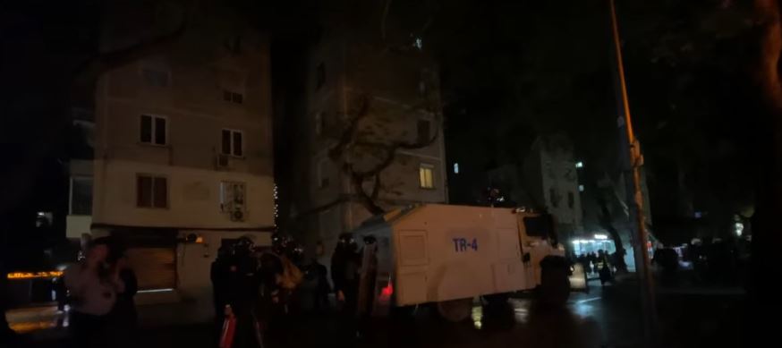 Tensione në zonën e ”Myslym Shyrit”, Policia ndjek këmba-këmbës protestuesit