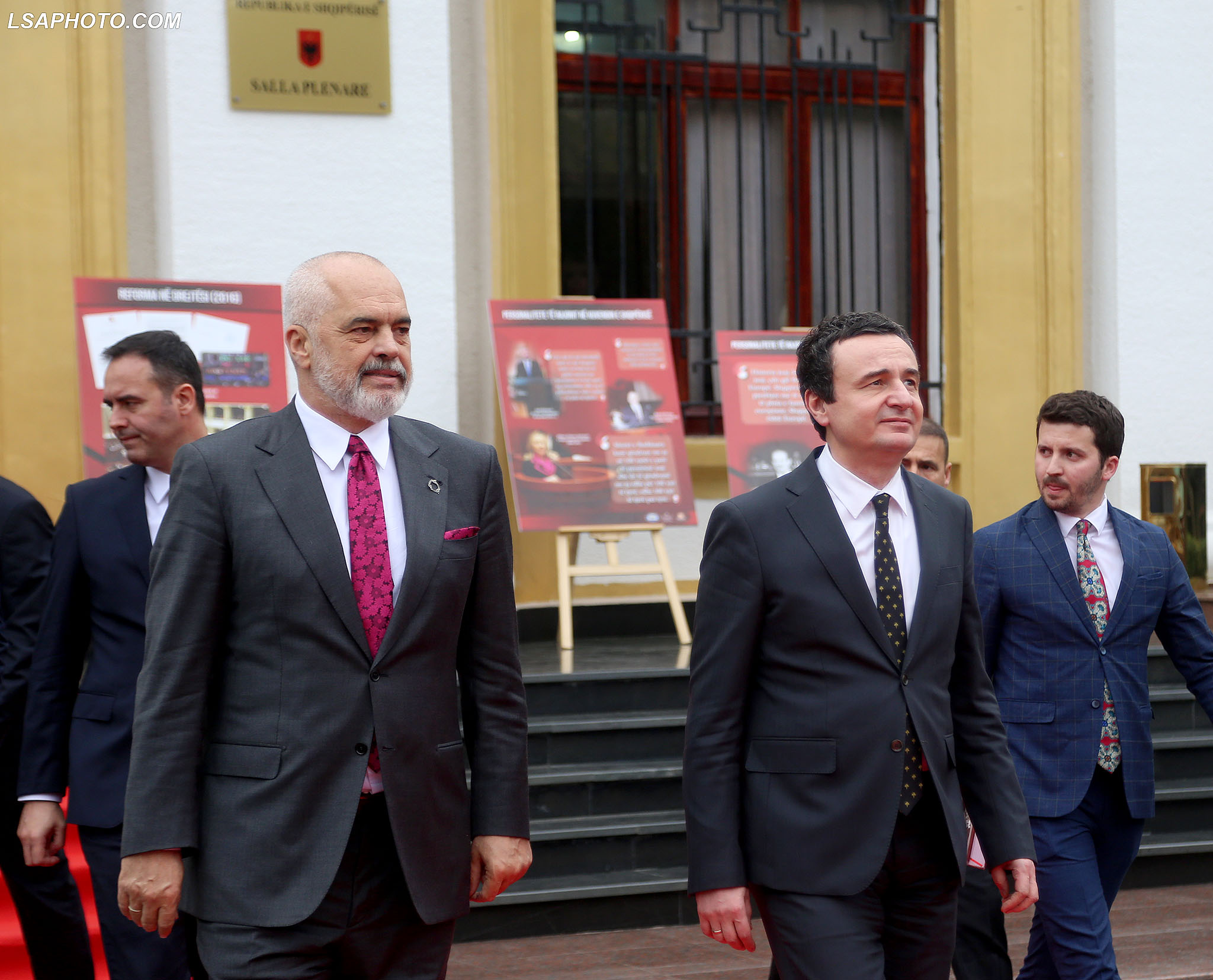 Protestat në Tiranë, Kurti: Nuk hedhim gurin e fshehim dorën, Kosova jo rivale e Shqipërisë