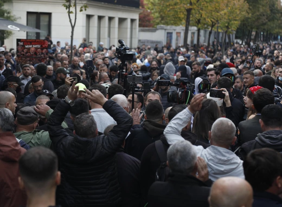 FOTO/ Deputetët e PD-së i bashkohen studentëve në ditën e 19 të protestës 