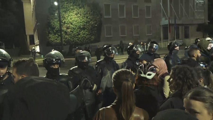 Rikthehen tensionet te Kryeministria! Policia përplaset me disa vajza, nuk lejojnë bllokimin e rrugës